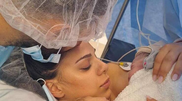 Γρηγόρης Κάστανος: Κρατώντας τον νεογέννητο γιο του κατά το εξιτήριο από το μαιευτήριο [εικόνα & βίντεο]