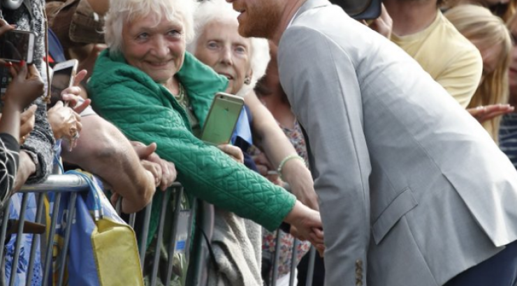 Εκατοντάδες κόσμου κατασκήνωσαν έξω από το κάστρο Windsor περιμένοντας το γάμο του Πρίγκιπα Harry και της Meghan Markle!