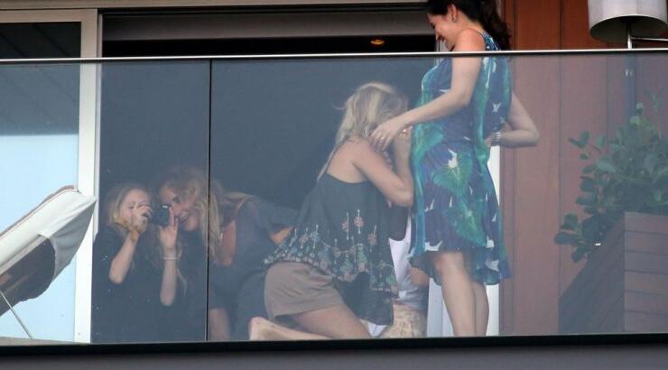 Τα φιλιά της Kate Moss στο μπαλκόνι [εικόνες]