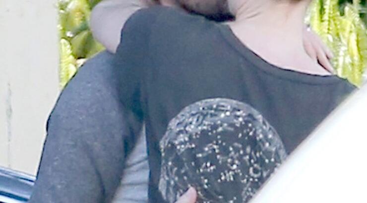 Καυτά φιλιά από διάσημη ηθοποιό με τον σύζυγό της [εικόνες]