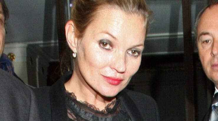 Αγνώριστη η Kate Moss!!!