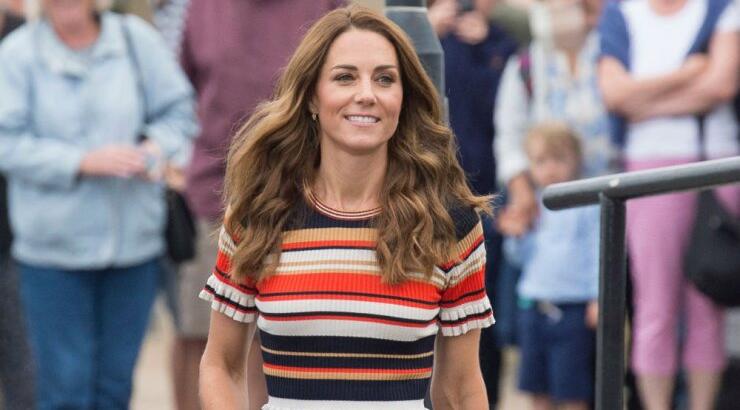 Βρήκαμε τα αγαπημένα οικονομικά λευκά sneakers της Kate Middleton