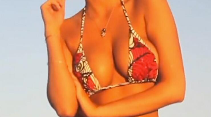 Η Κέιτ Απτον τόπλες στην καυτή άμμο [βίντεο]