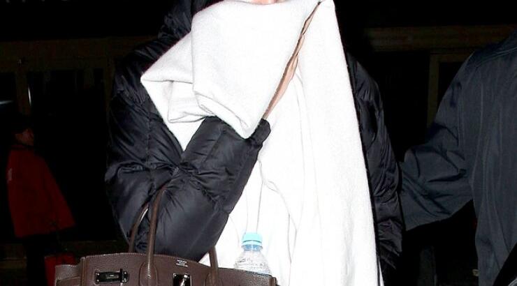 H Katy Perry κυκλοφορεί…με την κουβέρτα της 