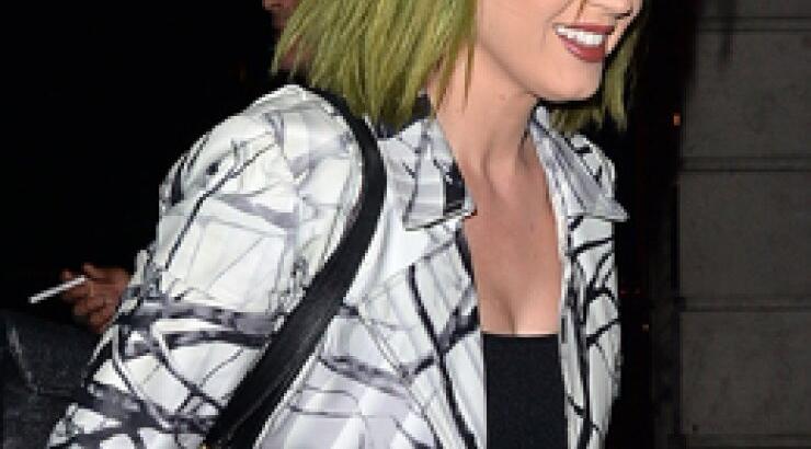 Κι όμως! Έβαψε τα μαλλιά της πράσινα! [εικόνες]