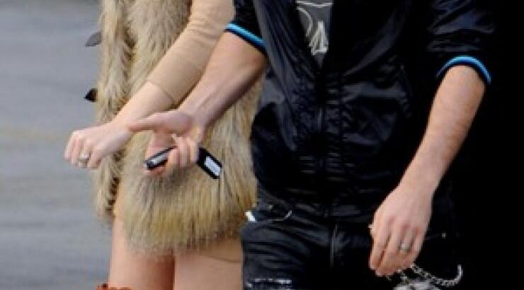 Τραγουδιστής ζήτησε διαζύγιο από τη διάσημη σύντροφό του μέσω SMS!