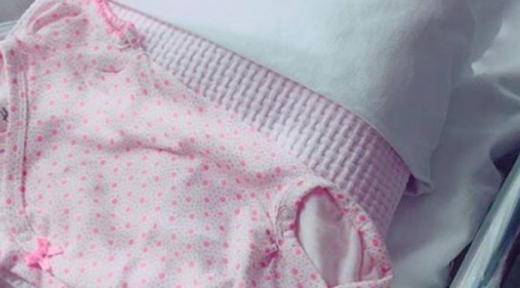 Ελληνίδα παρουσιάστρια δημοσίευσε την πρώτη φωτογραφία της νεογέννητης κορούλας της!