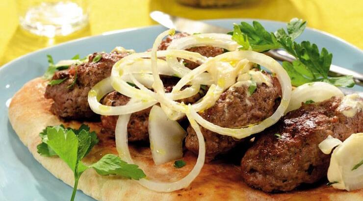 Μικρά κεμπάπ με κυπριακή πίτα και σάλτσα γιαουρτιού