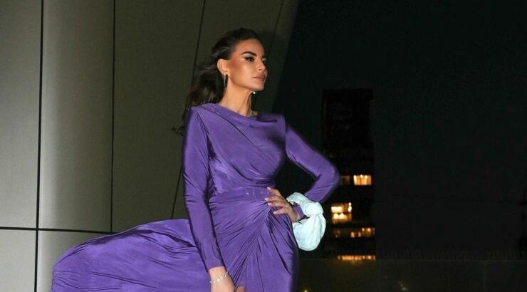 Colour-block: Πώς να φορέσεις το γαλάζιο με το λιλά σύμφωνα με τη Ramona Filip