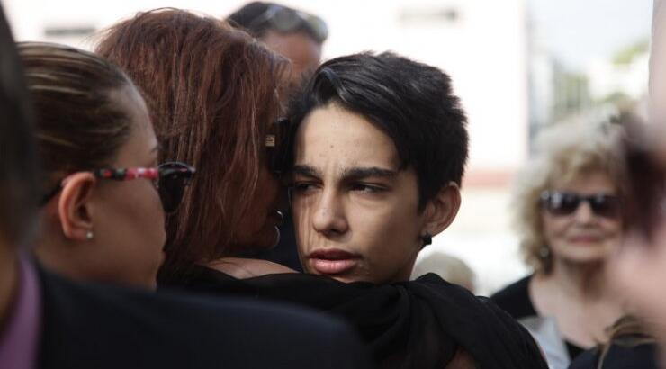 Σπαραγμός στην κηδεία του Ανδρέα Μπάρκουλη -Τραγικές φιγούρες η σύζυγος και ο γιος του [εικόνες]