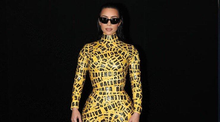 Kim Kardashian: Μας έδειξε καρέ – καρέ πως φόρεσε το ιδιαίτερο outfit Balenciaga στο PFW