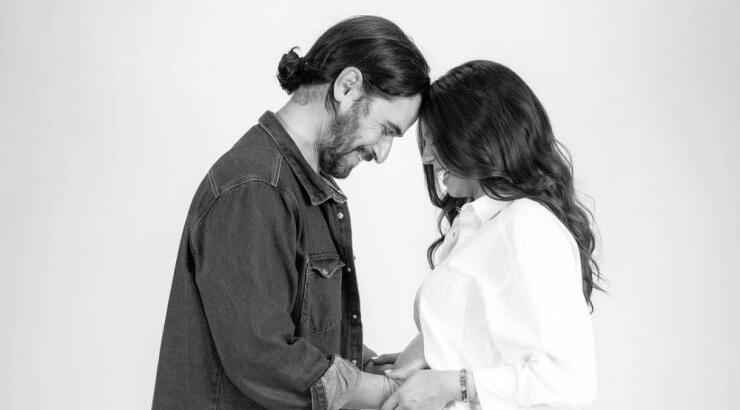 Κλέλια Γιασεμίδου – Πέτρος Αθανασίου: Η υπέροχη maternity φωτογράφηση πριν υποδεχθούν την κόρη τους