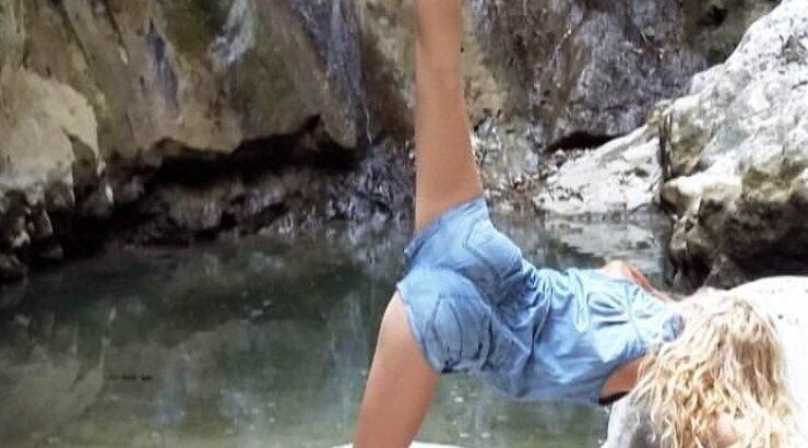 Επώνυμη Κύπρια ποζάρει topless στις διακοπές της και αναστατώνει τον ανδρικό πληθυσμό!