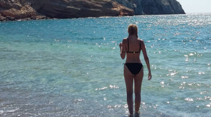 Επώνυμη Κύπρια αναστατώνει την παραλία με το σέξι κορμί της!