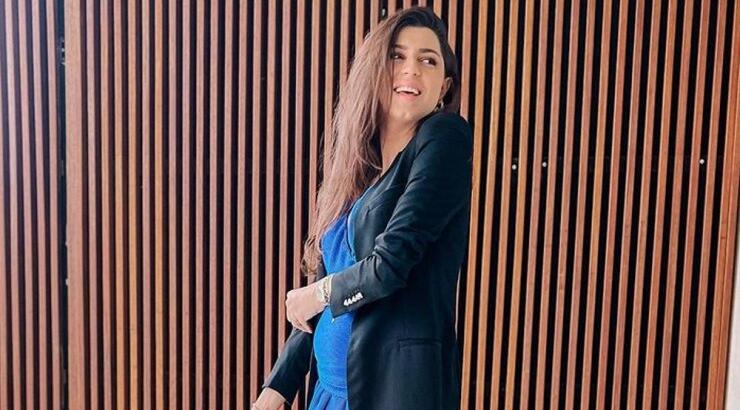 H Κλέλια Γιασεμίδου με το glazed donut nails που έκανε γνωστό η Hailey Bieber