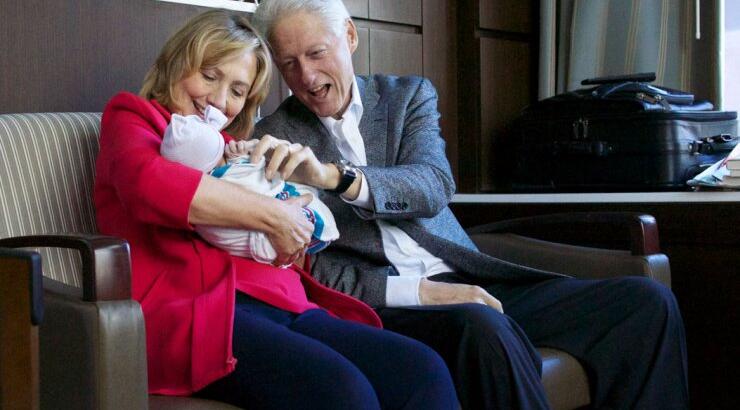 Οι Κλίντον ποζάρουν με την εγγονή τους