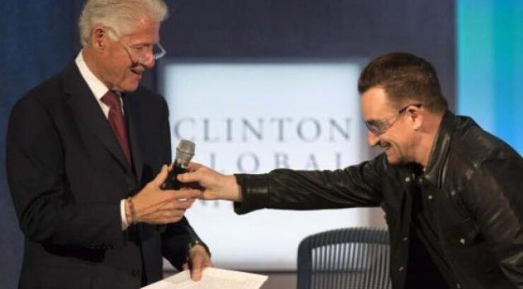 Όταν ο Μπιλ Κλίντον μιμείται τον Μπόνο! 