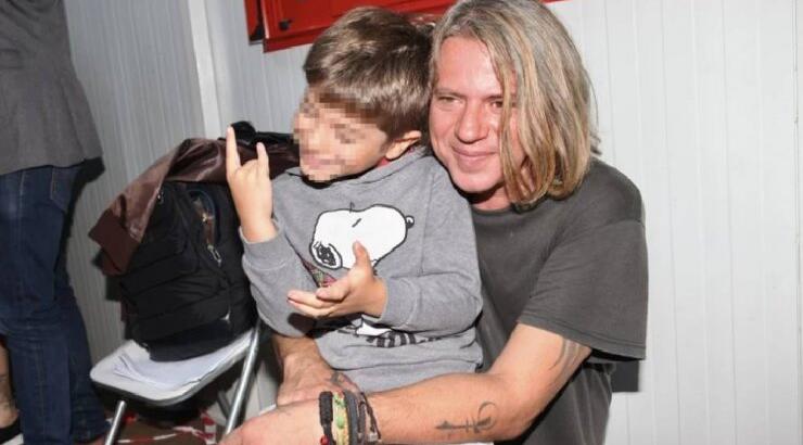 Δημήτρης Κοργιαλάς: Ο γιος του ροκάρει μαζί του στη σκηνή [βίντεο]