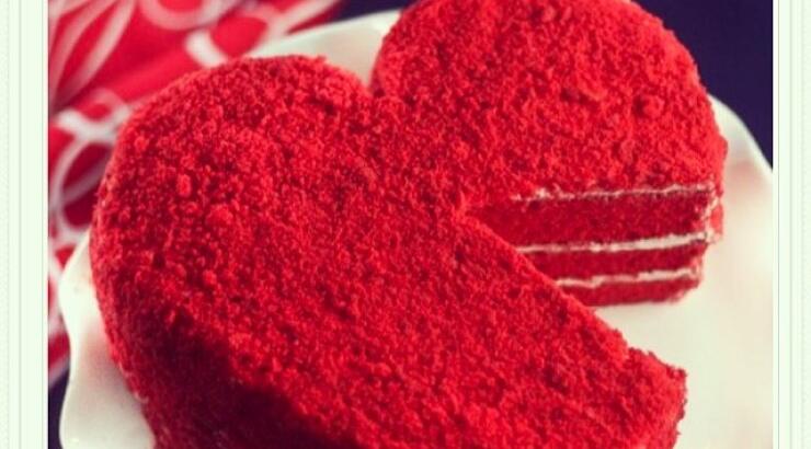 Ποια Ελληνίδα παρουσιάστρια έφαγε από αυτή την τούρτα;