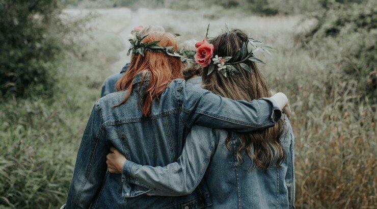 Σου δίνουμε inspo για το πως να ζητήσεις από την κολλητή σου να γίνει κουμπάρα στον γάμο σου!