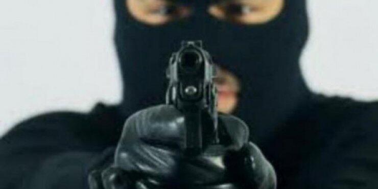 Κουκουλοφόρος πυροβολώντας άρπαξε τις εισπράξεις εστιατορίου 