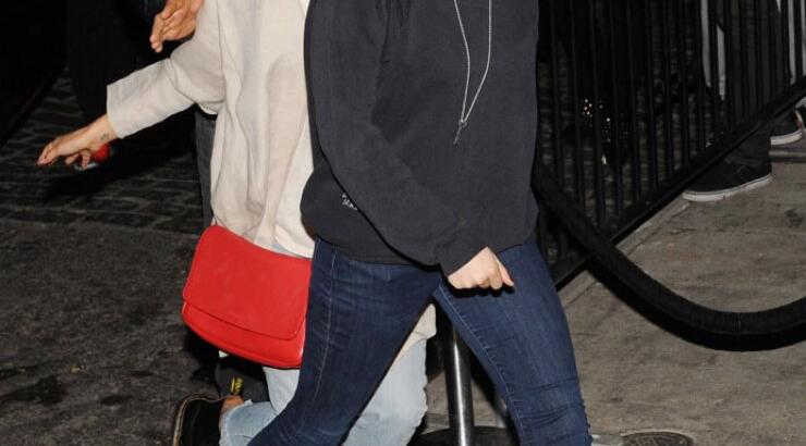 Τι μήνυμα στέλνει η Kristen Stewart με το μπλουζάκι της; [εικόνες]