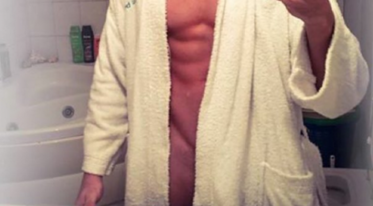 “Ανάβει φωτιές” υποψήφιος των Mr. Cyprus ποζάροντας με το μπουρνούζι του!