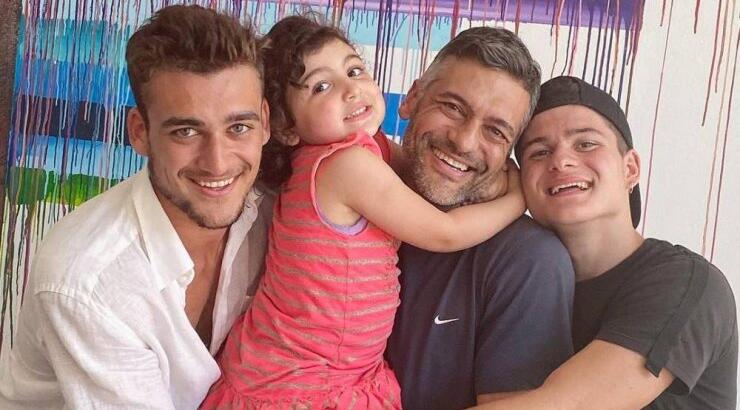 Στέλιος Κρητικός: Πέντε χρόνια μετά φωτογραφίζεται στην ίδια πόζα με τα τρία του παιδιά! 