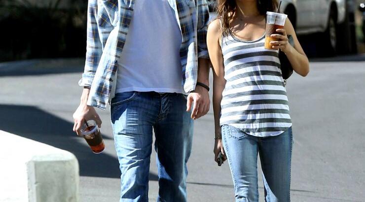 Η Mila Kunis δεν ασχολείται με το μωρό της; [εικόνες]