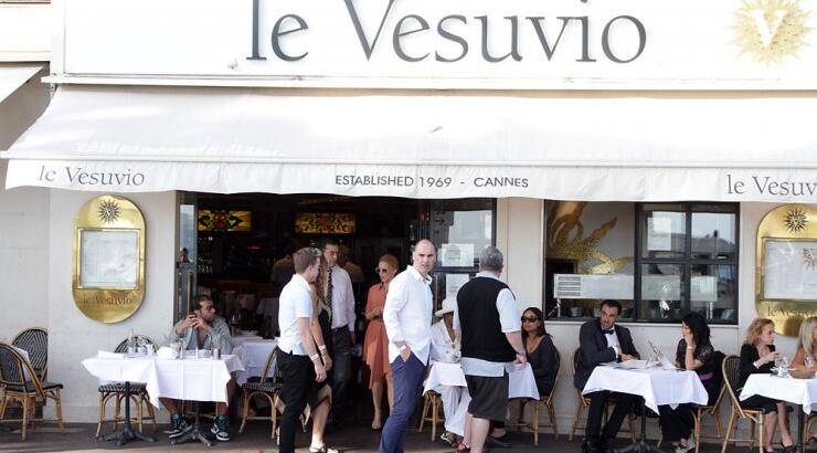 Κι όμως! Η Kylie Minogue τρώει πίτσα [εικόνες]