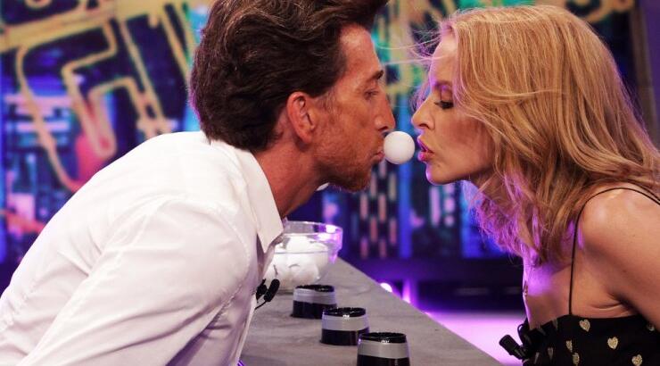 Διάσημη τραγουδίστρια πήγε σε τηλεοπτική εκπομπή και φλέρταρε τον παρουσιαστή [εικόνες]