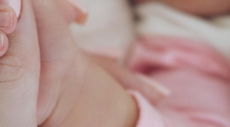 Η επώνυμη μανούλα μας δείχνει για πρώτη φορά τη νεογέννητη κορούλα της!