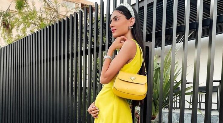 Μαργαριταρένια κορδέλα: H Άντρεα Κυριάκου πρόσθεσε το hot αξεσουάρ στα μαλλιά της