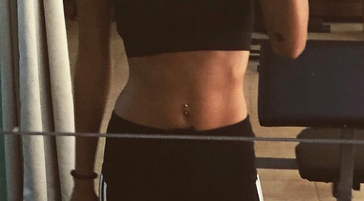 Επώνυμη Κύπρια μας δείχνει τους κοιλιακούς της!