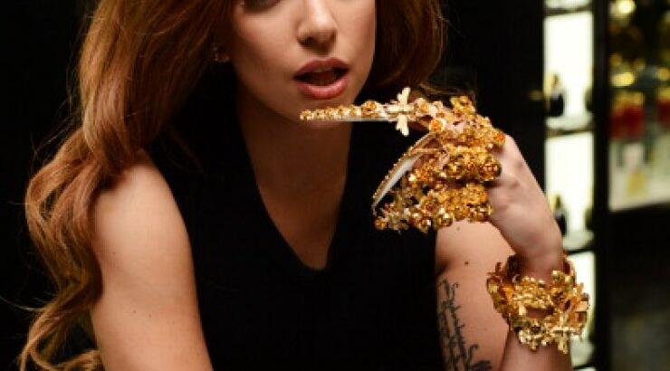 Η Gaga κυκλοφορεί με χρυσή αναπηρική καρέκλα, 24 καρατίων!