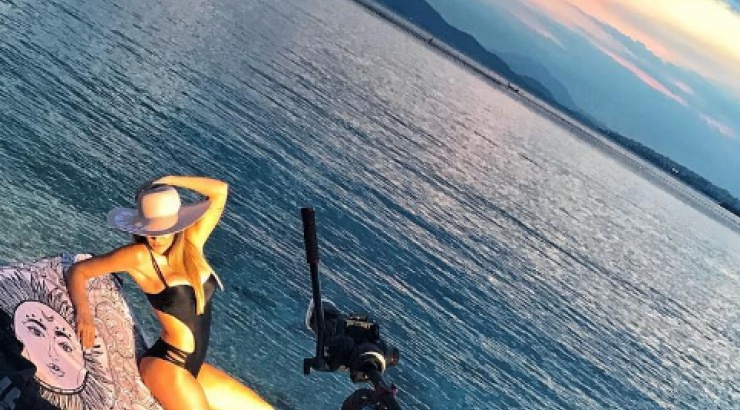 Αυτή είναι η εκρηκτική παρουσιάστρια που μπαίνει στο "Survivor 2"! [βίντεο]