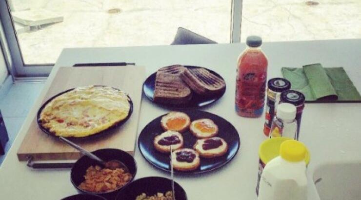 Το πρωινό που έφτιαξε ποδοσφαιριστής κυπριακής ομάδας στην επώνυμη σύντροφο του στη Λευκωσία