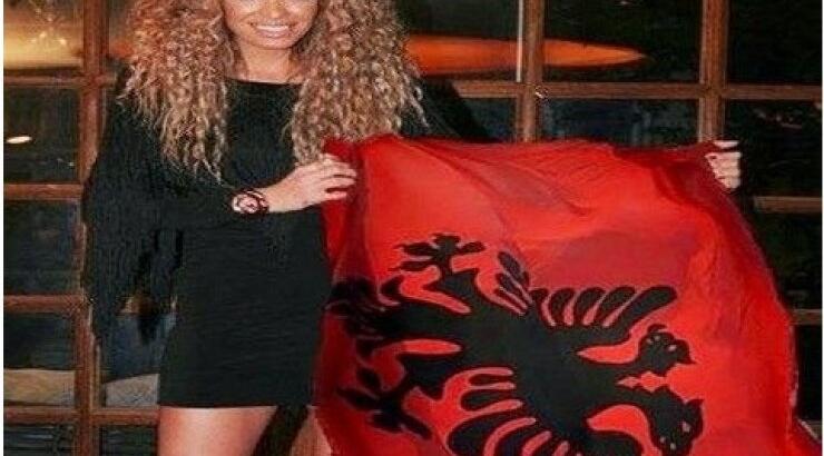 Η Φουρέιρα ποζάρει με την αλβανική σημαία;
