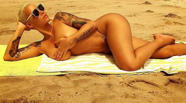 Πασίγνωστη τραγουδίστρια έκανε ηλιοθεραπεία γυμνή και ανέβασε τη θερμοκρασία στα ύψη