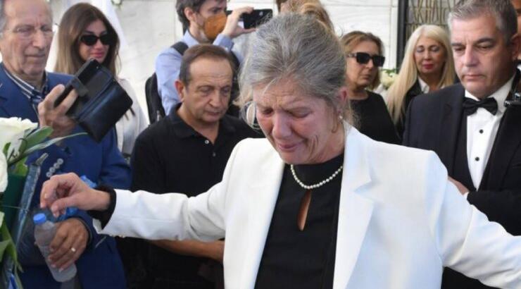 Κηδεία Σπύρου Φωκά: Η σύζυγός του χόρεψε ζεϊμπέκικο μπροστά στο φέρετρό του [βίντεο]