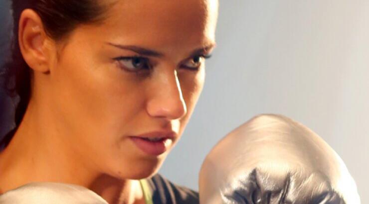 Μοντέλο της Victoria Secret μεταμορφώθηκε σε boxer [εικόνες]