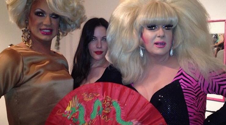 Τι σχέση έχει η Liv Tyler με drag queen? [φωτογραφίες]