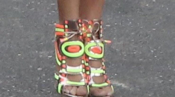 Ποια διάσημη σταρ φοράει αυτά τα σέξυ σανδάλια; [εικόνες]