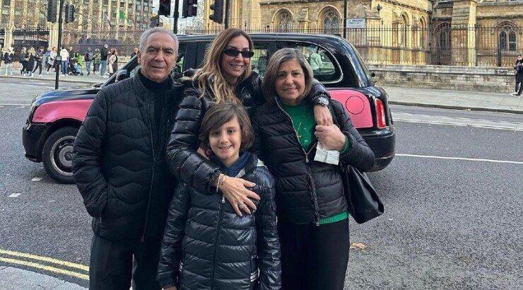 Δέσποινα Τζιαπούρα: Στο γιορτινό Λονδίνο με τον γιο και τους γονείς της [εικόνες]