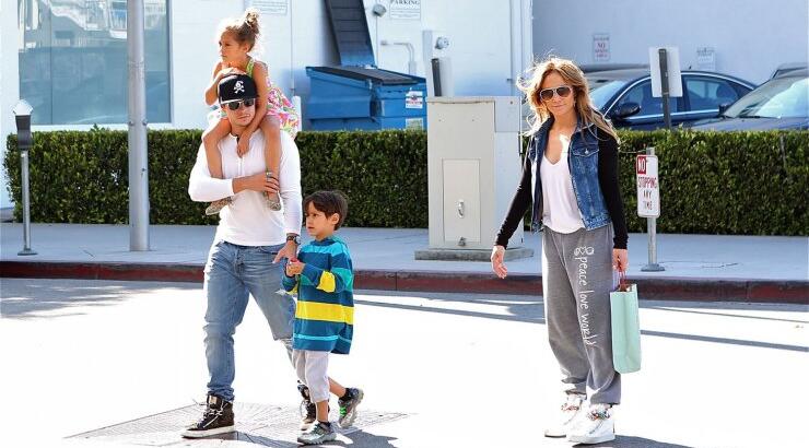 Jennifer Lopez: Ο σύντροφός της είναι σαν κανονικός πατέρας στα παιδιά της [εικόνες]