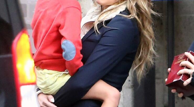 H Jennifer Lopez βολτάρει με τα παιδιά της στο Παρίσι [εικόνες]