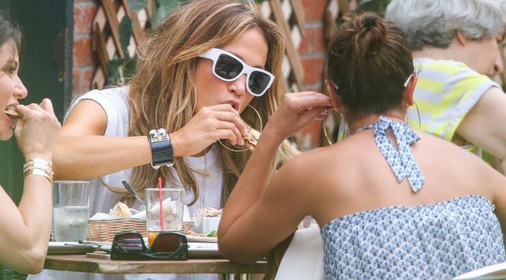 Είναι γεγονός! H Jennifer Lopez τρώει πίτσα! [εικόνες]