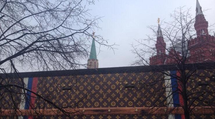 Μία τεράστια βαλίτσα Louis Vuitton γεμίζει την Κόκκινη Πλατεία 