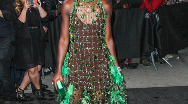 Το περίεργο Prada φόρεμα της Lupita Nyong’ o [εικόνες]