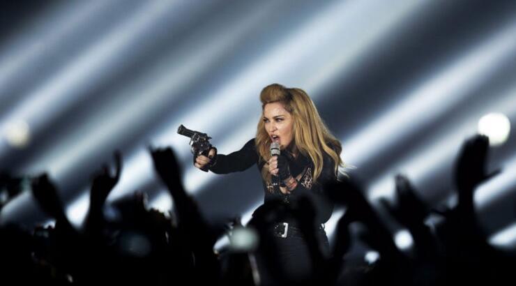 H Madonna έβγαλε τα όπλα!